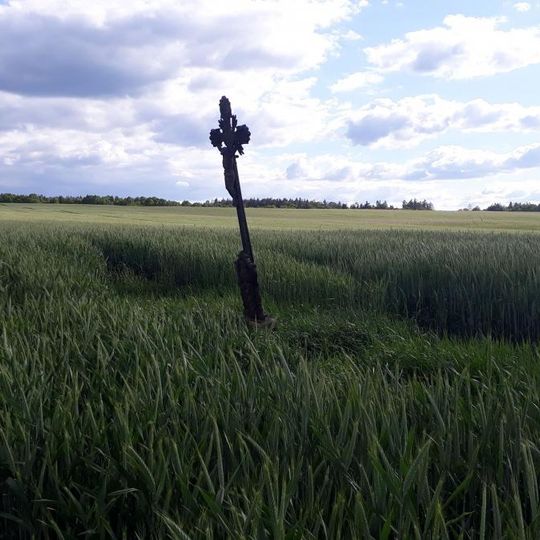 Kříž jižně od Záhoří v poli