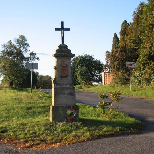 Pamětní kříž u hřbitova na západním okraji Mečeříže