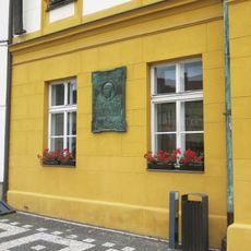 Pamětní deska Josefa Ladislava Píče na budově radnice ve Mšeně