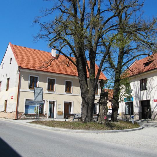 Socha Piety v Novoměstské ulici v Bystřici nad Pernštejnem