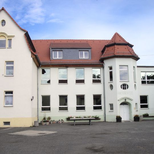 Portal und Eingangstür der Schule Lindenstraße 29
