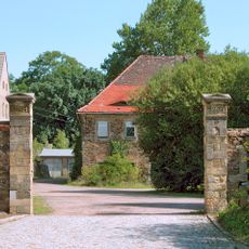 Einzeldenkmale der Sachgesamtheit Schloss, Patronatskirche und Rittergut Miltitz: zwei Wirtschaftsgebäude (Nr. 1 und Nr. 4/6), Scheune (auch Getreidespeicher), Bergkeller (bei Nr. 1) mit zwei Eingängen, Einfriedungsmauer und Toranlage (siehe Sachge