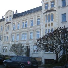 Mietshaus in geschlossener Bebauung mit Vorgarten Kaulbachstraße 6