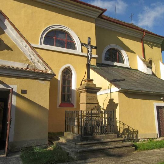 Kříž v Mohelně před kostelem