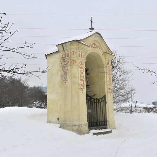 Kaplička se sochou Madony u cesty západně od Litochovic nad Labem