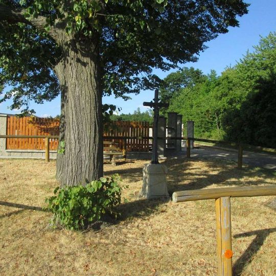 Kříž severovýchodně od Plískova u rozcestí