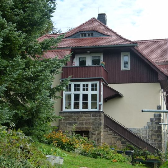 Wohnhaus mit Nebengebäude Mittelweg 33