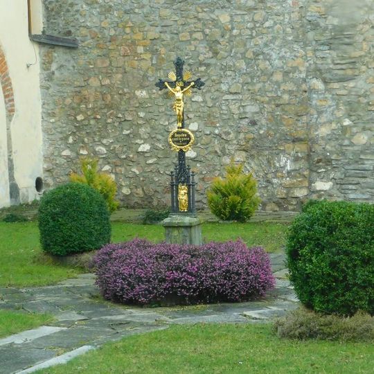 Kříž na rajském dvoře kláštera minoritů v Jihlavě