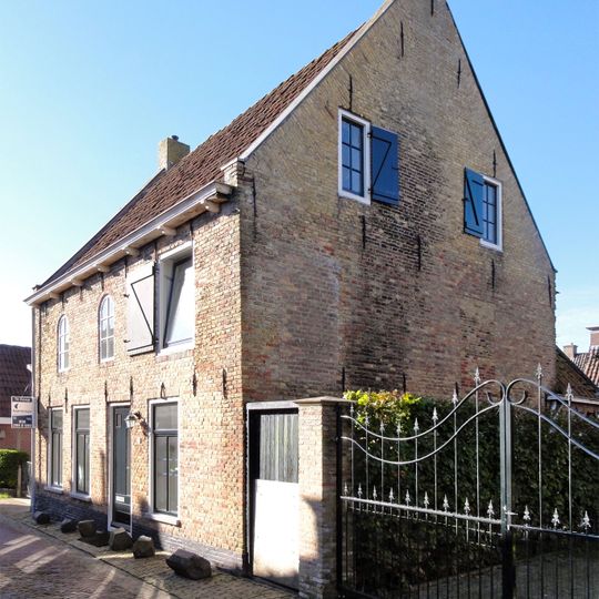 Pand met verdieping onder zadeldak tussen puntgevels met topschoorstenen