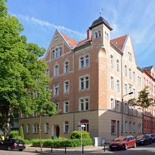 Mietshaus in Ecklage mit Vorgarten Henriettenstraße 23