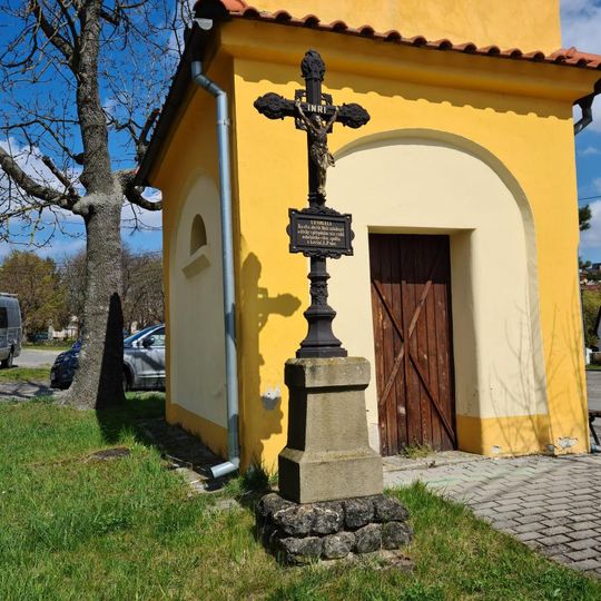 Kříž u kaple v Levíně