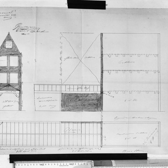 Pand met klokgevel met festoenen op de zijkanten en een schelp in het gebogen fronton