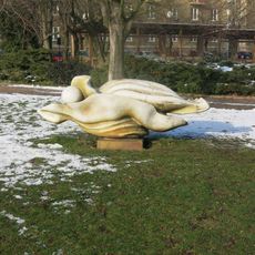 Keramická plastika Mušle v parku v ulici Josefa Skupy v Mostě