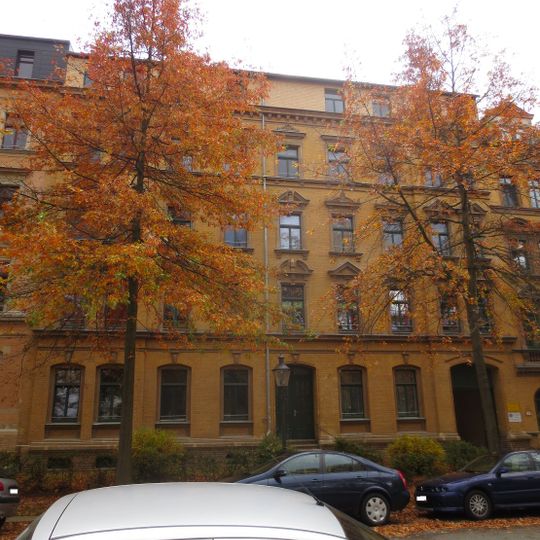 Mietshaus in geschlossener Bebauung mit Vorgarten Josephinenplatz 3