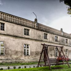 D. szkoła łacińska, ob. dom mieszkalny- oficyna płd.-zach.opactwa