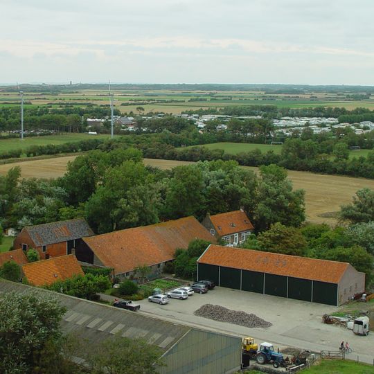 Woonhuis in steen met pannen zadeldak. Bakgootje en mastgootje op beugels. T-ramen waarboven rollagen en twee ramen met luiken behangen. Omlijst deur.
