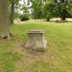 Podstavec v zámeckém parku ve Valči