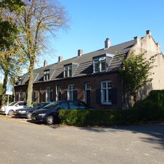 Reeks arbeidershuizen, gebouwd in traditionalistische stijl