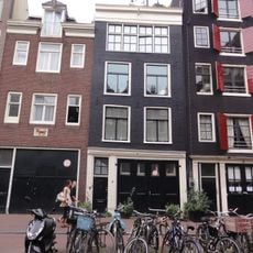 Huis met latere gevel waarvan de bovenste verdieping en rechte lijst tamelijk recent zijn