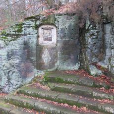 Poškozený obrázek u cesty na jižním úbočí Stoličné hory v Děčíně