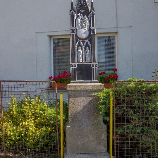 Kříž v Radošovicích v plotě