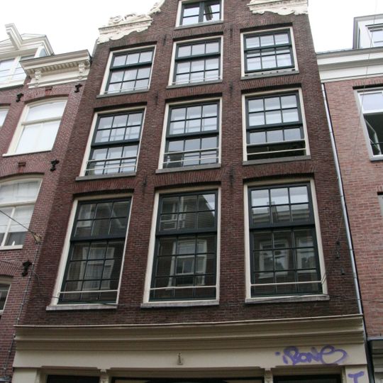 Pand met ingezwenkte halsgevel met volutenafdekking