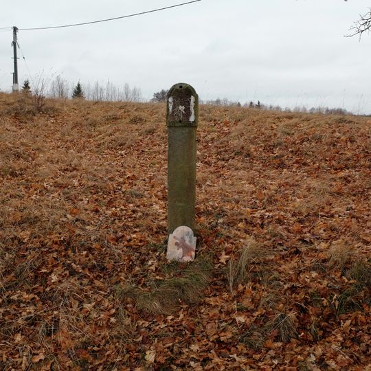 Plastika na křížové cestě západně od Pramenů