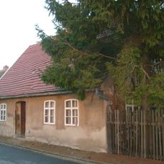 Wohnhaus, zwei Hofgebäude und Scheune eines Gehöfts Gerhart-Hauptmann-Straße 11