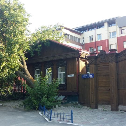 Флигель жилого дома с деревянными резными воротами