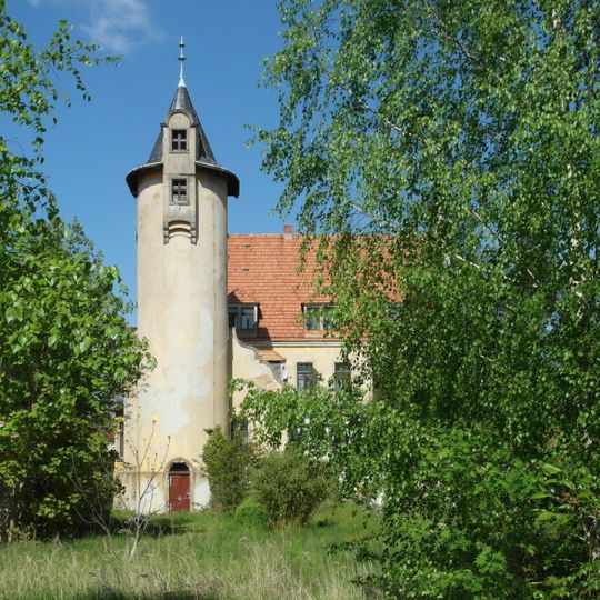 Herrenhaus und drei große Wirtschaftsgebäude des ehemaligen Rittergutes Hauptstraße 2a