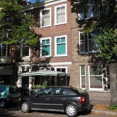 Voormalige pakhuis, onder schilddak. Over het achtergedeelte van dit pakhuis een zadeldak. Tuinmuur met poortje naast het pand De schoorsteen wordt bekroond door een gemetseld klokkestoeltje