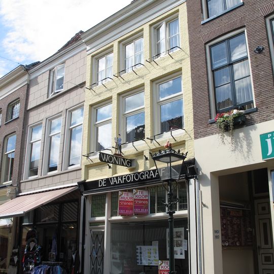 Pand met lijstgevel en jongere winkelpui