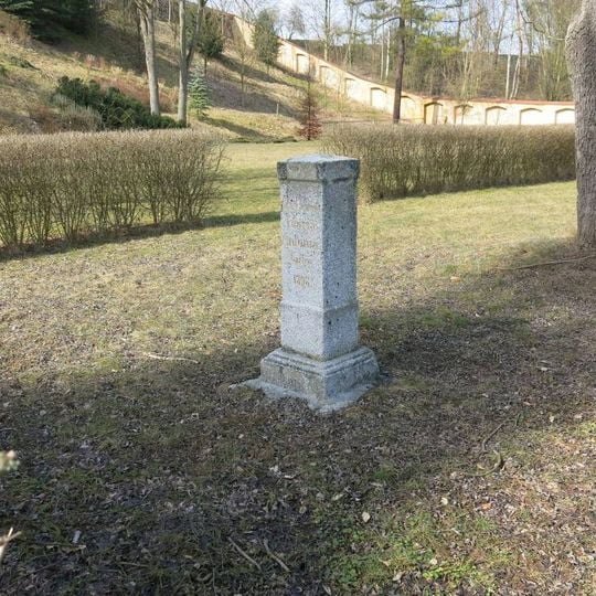 Sloup velkovévodkyně Marie Antonie Garlon v klášterní zahradě v Ostrově nad Ohří