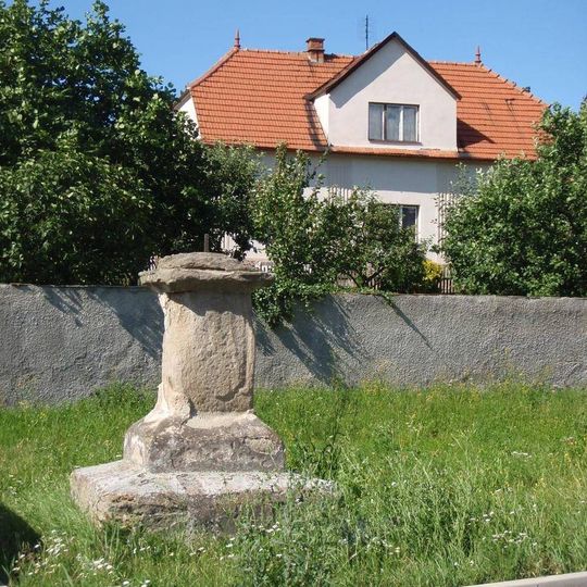 Podstavec u čp. 57 v Buškovicích