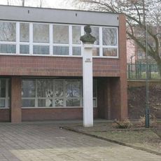 Pomník Julia Fučíka před školou v ulici U Stadionu v Mostě