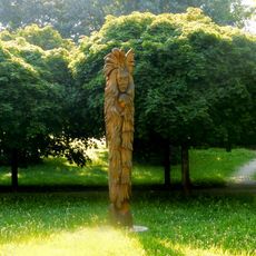 Socha matky s dítětem v parku před poliklinikou v Otrokovicích