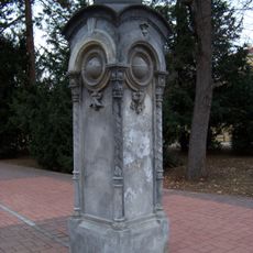 Kamenný meteorologický sloup v Šanovských sadech