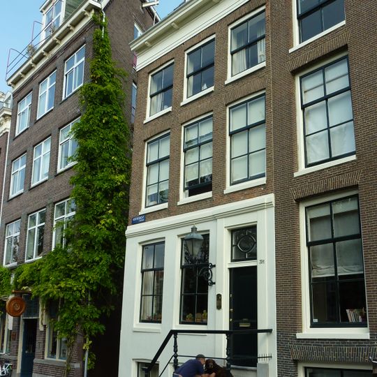 Hoekhuis met gevel onder rechte lijst