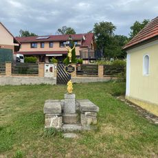 Kříž u kaple v Mačovicích