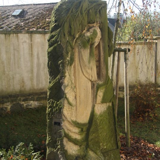 Socha u kostela sv. Filipa a Jakuba