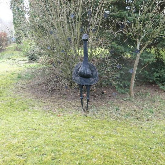 Kovová plastika Páv na rohu ulic Vrchlického a Světlá v Ruprechticích