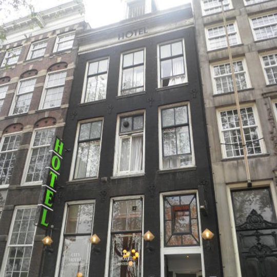 Huis met gevel onder rechte lijst