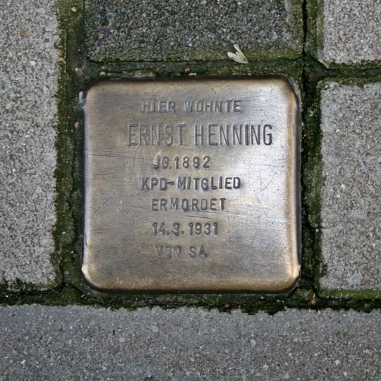 Stolperstein en memoria de Ernst Henning