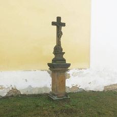 Kříž u kostela v Místě