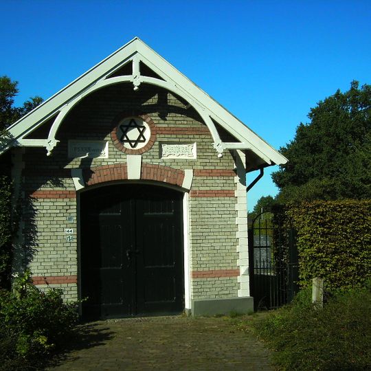 Metaheerhuis en draaihek op de Joodse begraafplaats