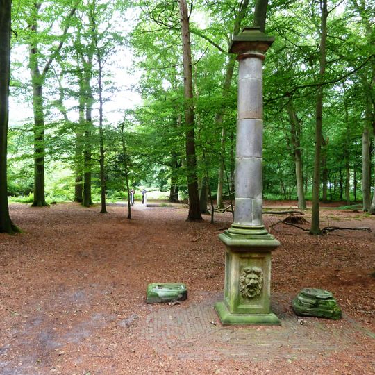 De Slotplaats, Burmaniazuil