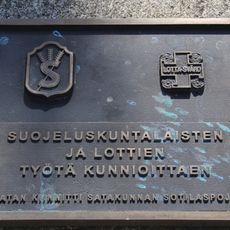 Suojeluskuntalaisten ja lottien muistolaatta