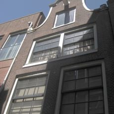 Pand met eenvoudige klokgevel voor ouder huis