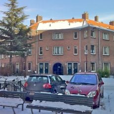 Bouwblok van 53 etagewoningen, blok D voor de Algemene Woningbouw Vereniging