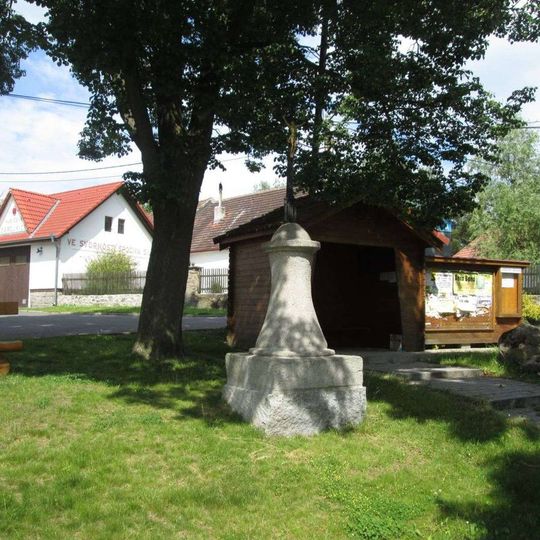 Kříž v Kvášňovicích na návsi